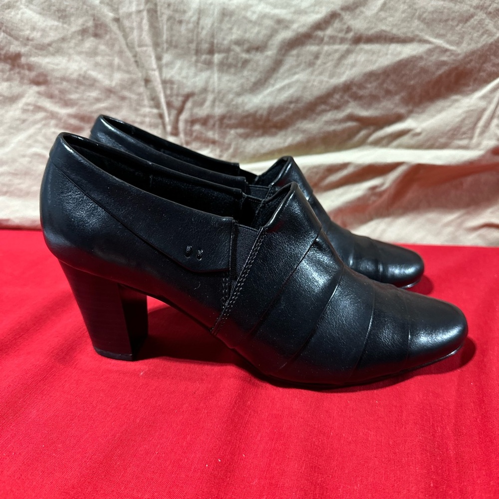 Studio Works Black Heels - Picture 2 of 8